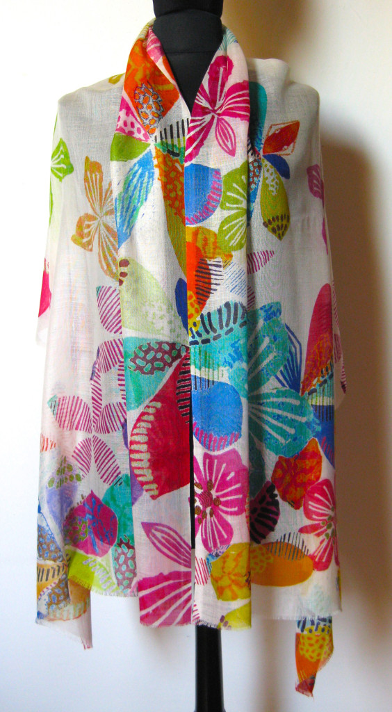 Uld / silke tørklæde med blomsterprint. Skønt sommer tørklæde. samarkanddk