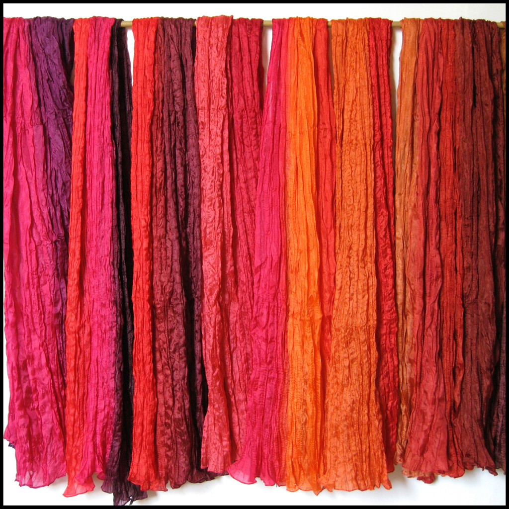 Silketørklæder. Samarkand har stort udvalg af silketørklæder i mange farver.