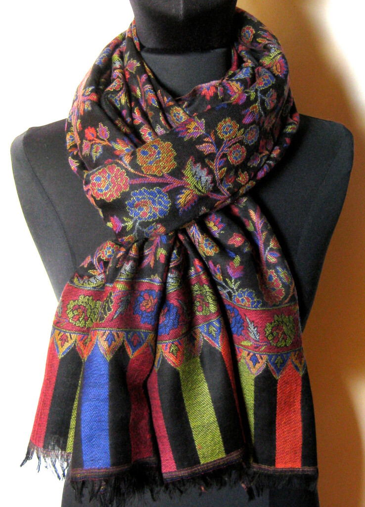 Uld tørklæde, sjal. Samarkand har et stort udvalg af uld tørklæder og sjaler.