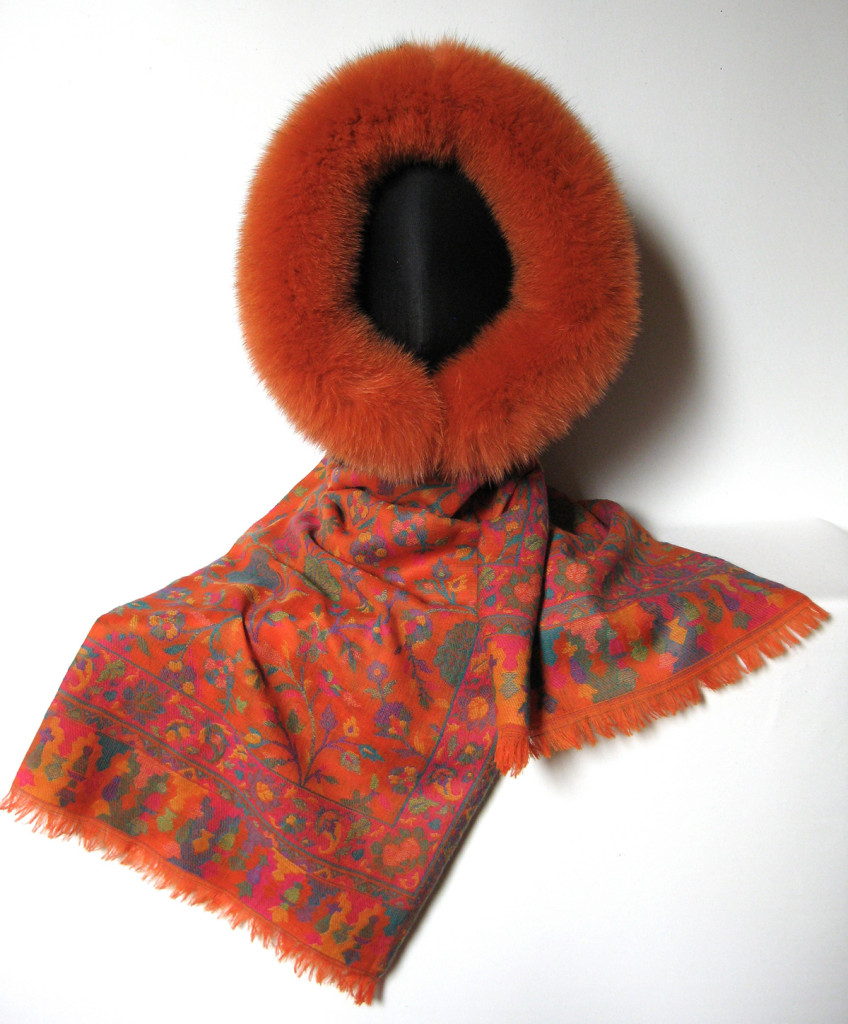 Uld tørklæde i cashmere og uld. Kan bindes som pelshue, pelshat, pelshætte eller som sjal med pelskrave.
