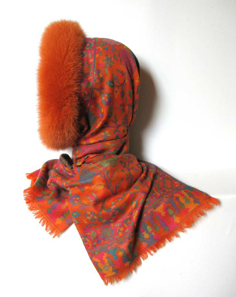 Uld tørklæde i cashmere og uld. Kan bindes som pelshue, pelshat, pelshætte eller som sjal med pelskrave.