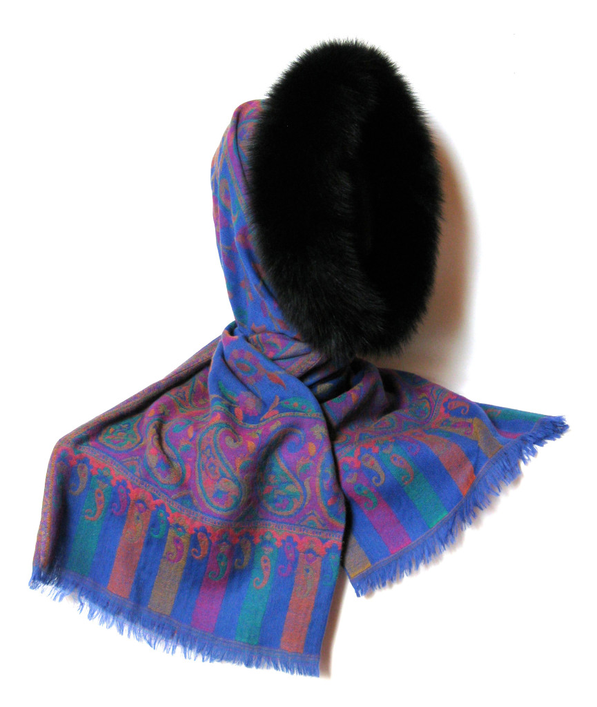 Uld tørklæde i cashmere og uld med pelskant. Kan bindes som pelshue, pelshætte eller som sjal med pelskrave.