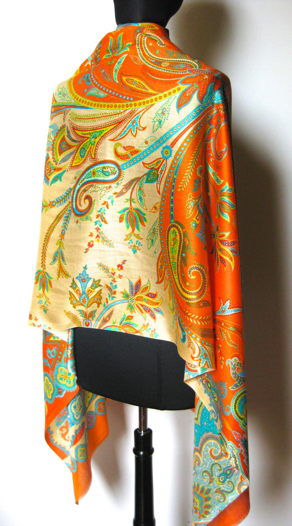 silketørklæde med paisley mønster, silketørklæde print, tørklæde silke farver