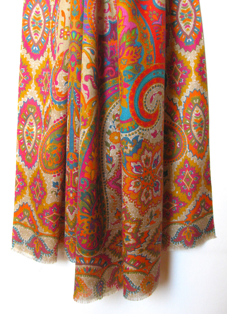 Silketørklæde med Paisley mønster.Samarkand har stort udvalg af silketørklæder mm.