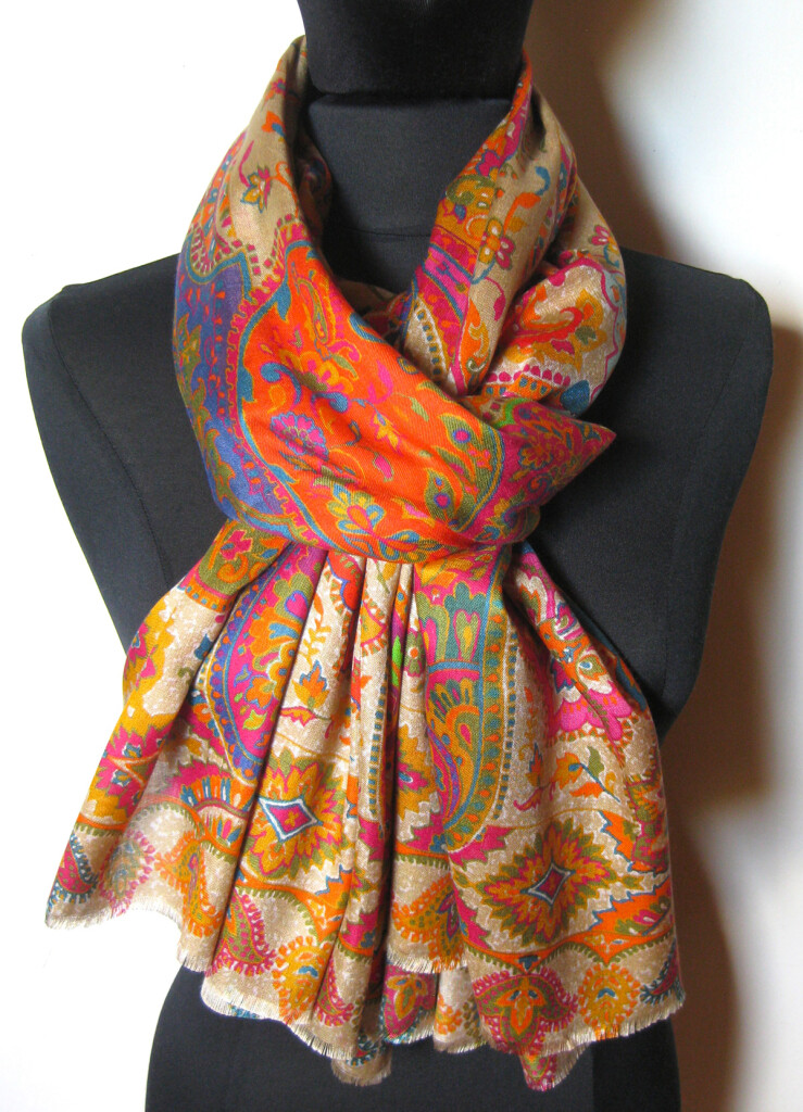 Silketørklæde med Paisley mønster.Samarkand har stort udvalg af silketørklæder mm.