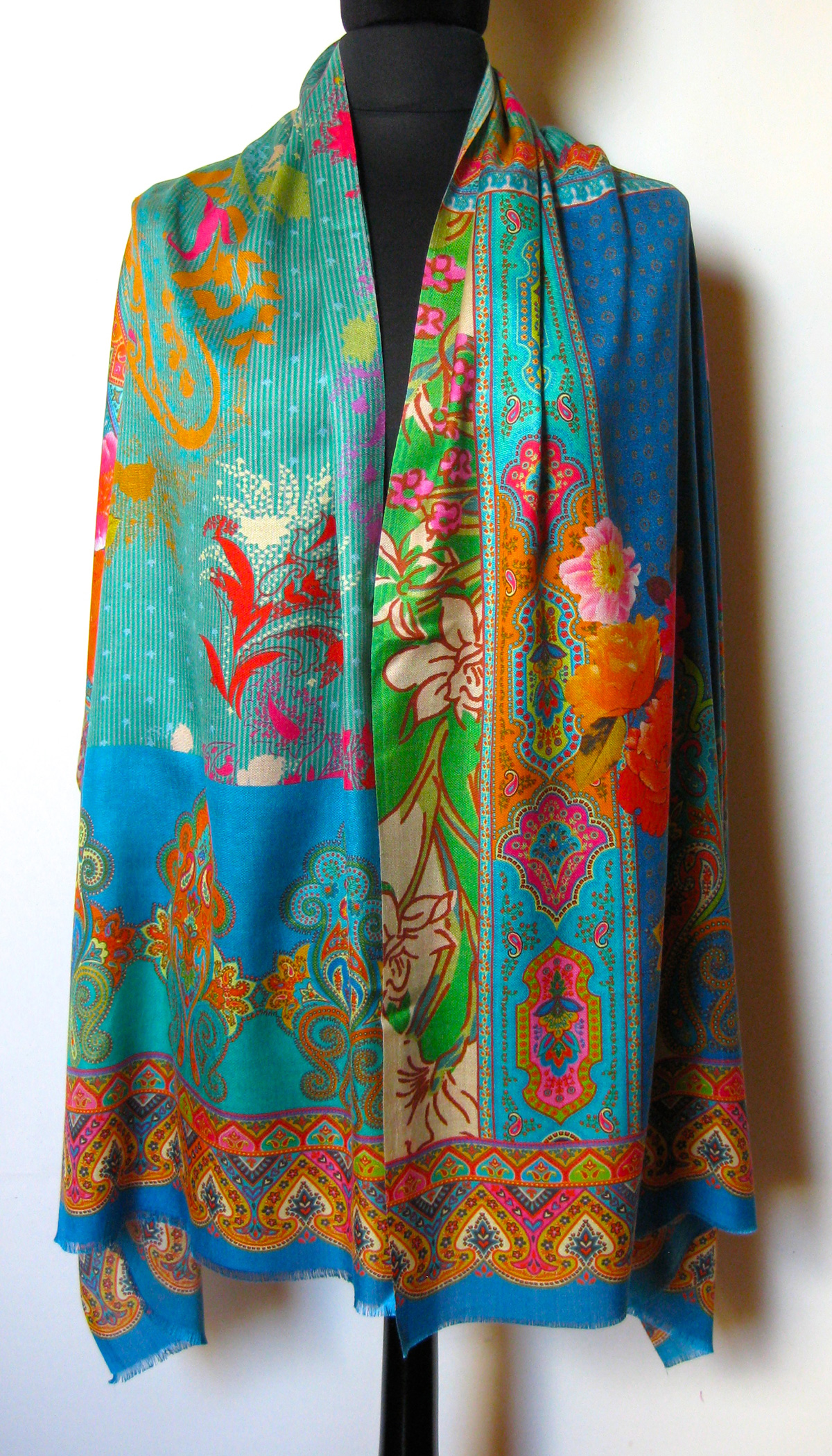 Silketørklæde med blomster, stort udvalg hos Samarkand, silketørklæder , silke sjaler, tørklæder