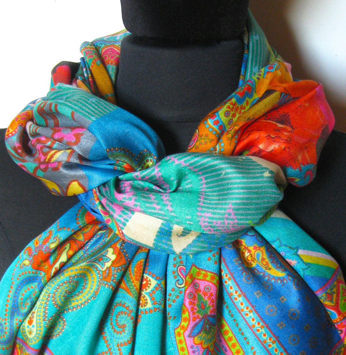 Silketørklæde med blomster, stort udvalg hos Samarkand, silketørklæder , silke sjaler, tørklæder