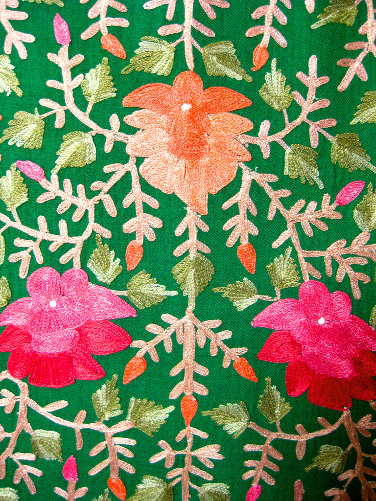 Håndbroderet Kashmir uld sjal / tørklæde med crewel broderi i silke.. Samarkand har et stort udvalg af uldtørklæder og sjaler.