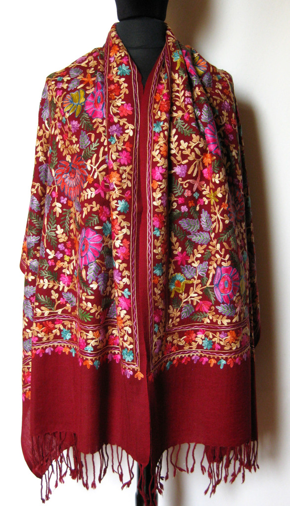 Kashmir uld sjal / tørklæde med crewel broder. Samarkand har et stort udvalg af uldtørklæder og sjaler.