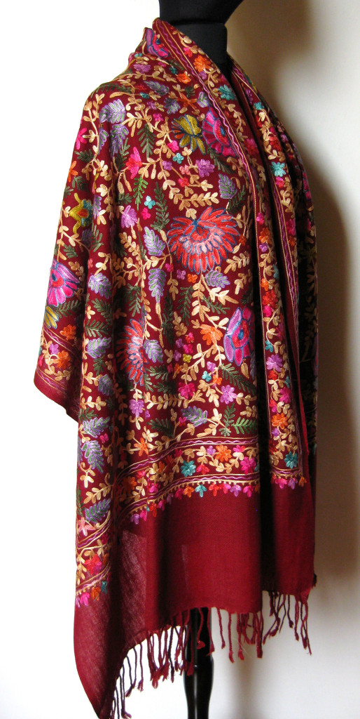 Kashmir uld sjal / tørklæde med crewel broder. Samarkand har et stort udvalg af uldtørklæder og sjaler.