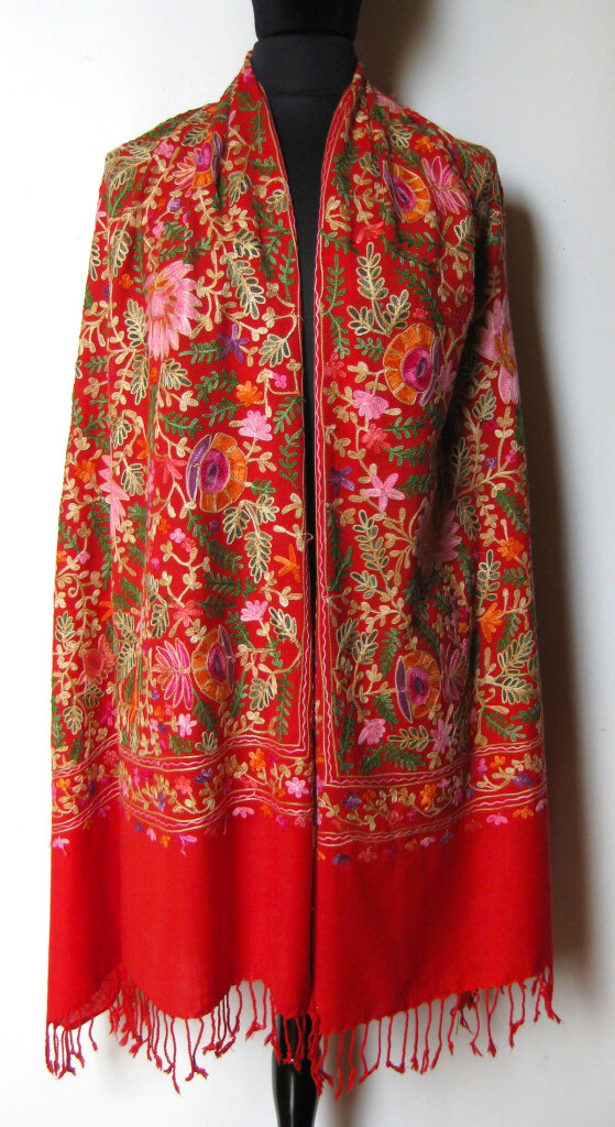 Håndbroderet Kashmir uld sjal / tørklæde med crewel broderi i silke.. Samarkand har et stort udvalg af uldtørklæder og sjaler.