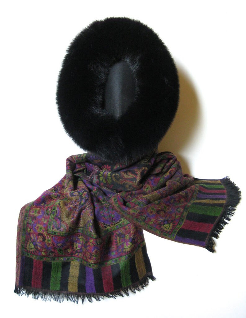Cashmere- Pashmina uldtørklæde m. pelskant. Kan bindes som pelshue, pelshat, pelshætte eller som sjal med pelskrave.