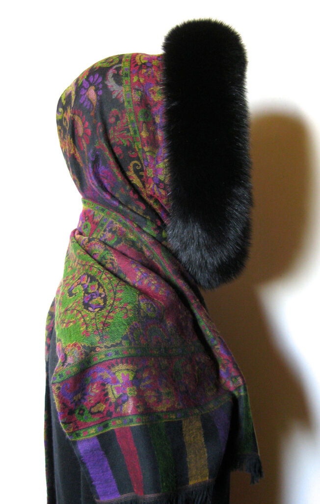 Cashmere- Pashmina uldtørklæde m. pelskant. Kan bindes som pelshue, pelshat, pelshætte eller som sjal med pelskrave.